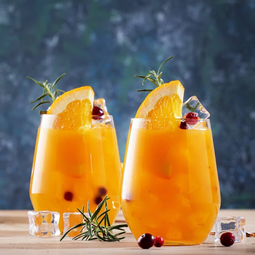 Drink z wódką na soku pomarańczowym.