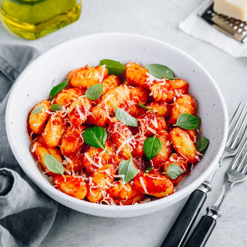 Włoskie kluski ziemniaczane w pomidorowym sosie na bazie wódki