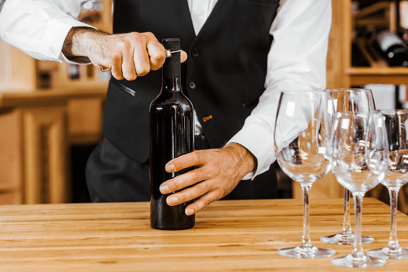 Jak serwować wino niemusujące?