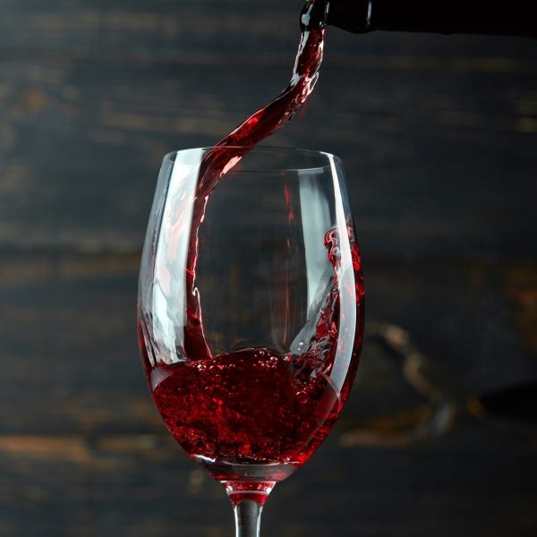 Jak serwować wino niemususjące?