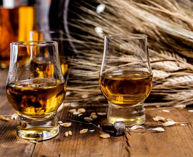 Różnice między bourbonem a whisky