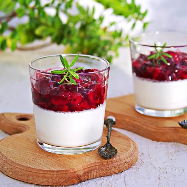 Deser bez pieczenia - panna cotta z frużeliną wiśniową