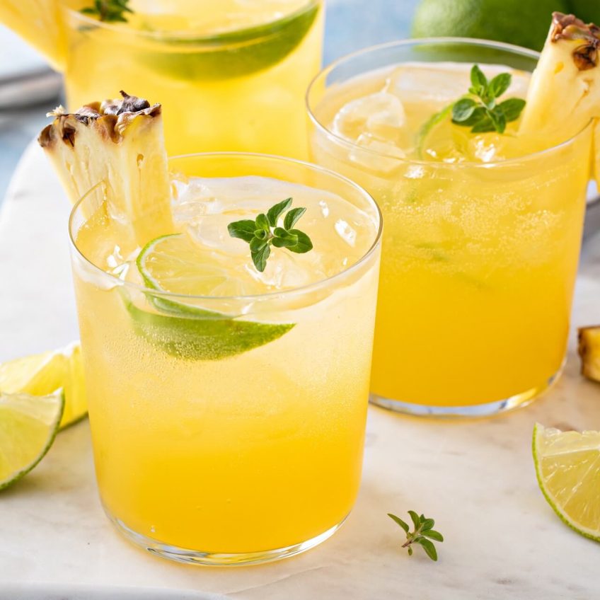 Drink na rumie z sokiem ananasowym
