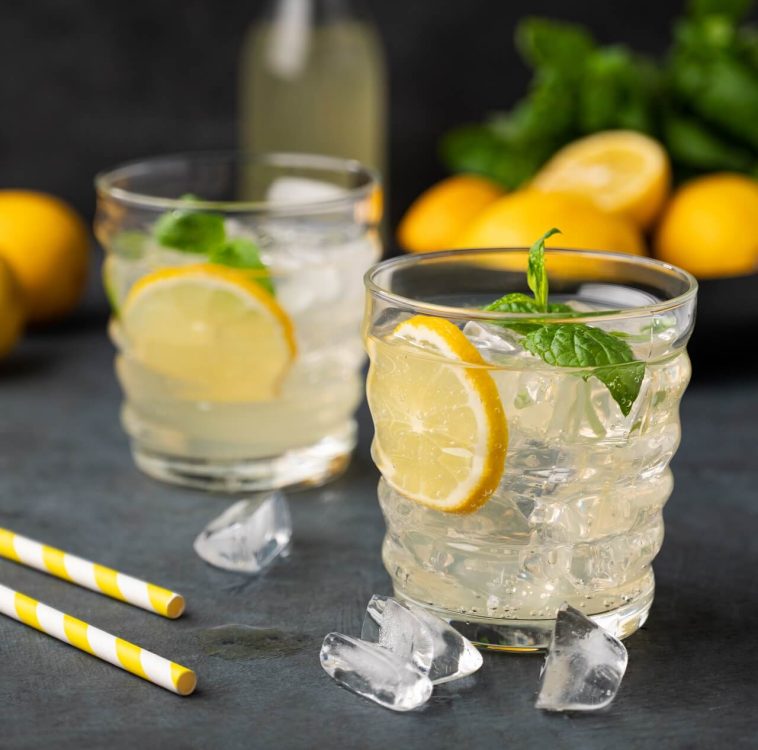 Orzeźwiający drink na ginie oraz herbacie rumiankowej.