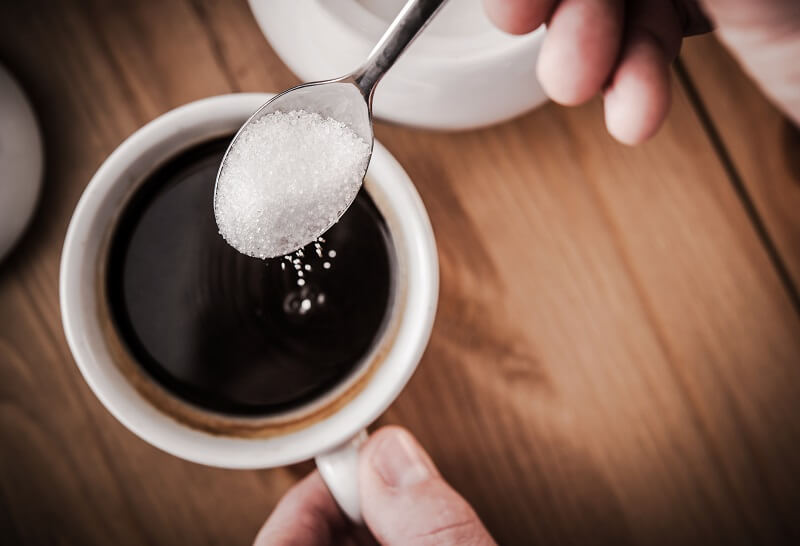 Sól jako składnik, który zmniejsza gorycz kawy.