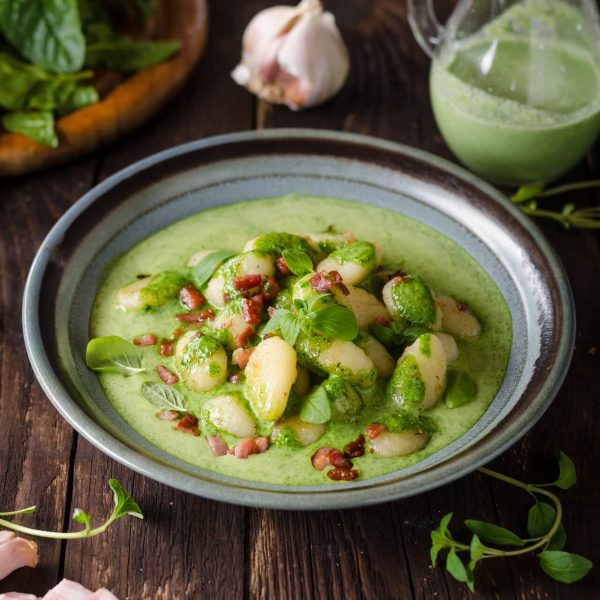 Gnocchi w sosie pesto na białym winie - pomysł na randkę