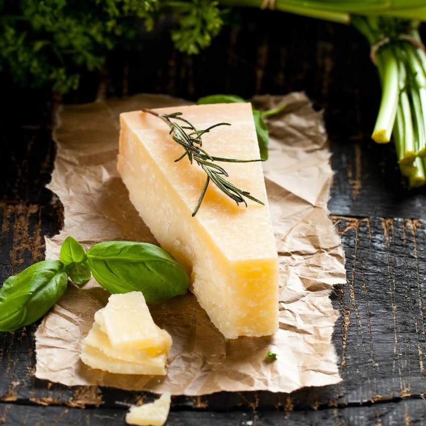 Parmezan, Parmigiano-Reggiano, Grana Padano i Pecorino Romano – wyjaśniamy różnice!