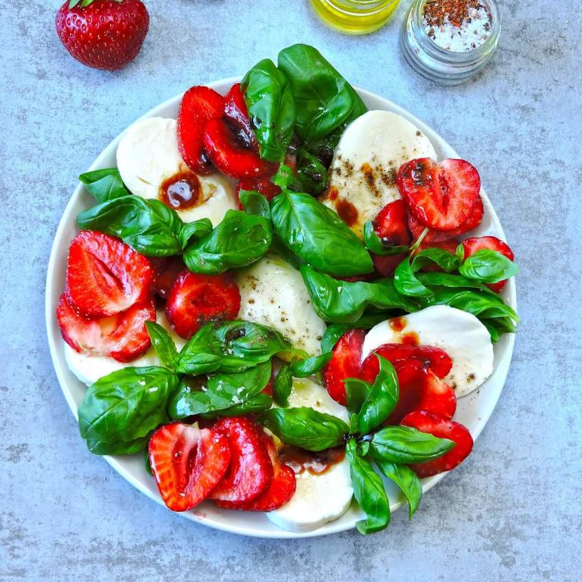 Sałatka z truskawkami inspirowana Caprese